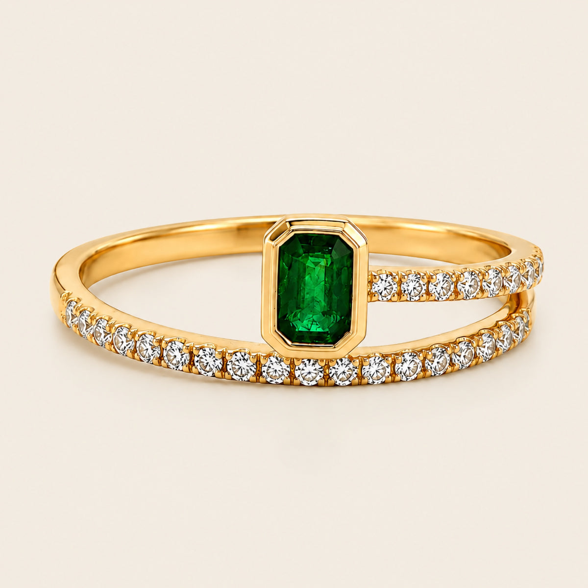 Alejandra – Anillo Doble Banda de Oro Amarillo 14k con Esmeralda y Diamantes