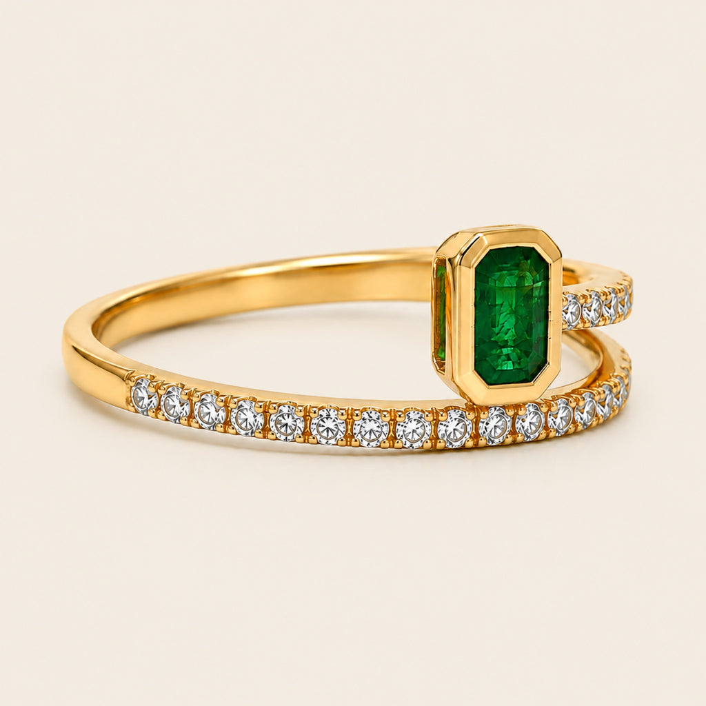 Alejandra – Anillo Doble Banda de Oro Amarillo 14k con Esmeralda y Diamantes