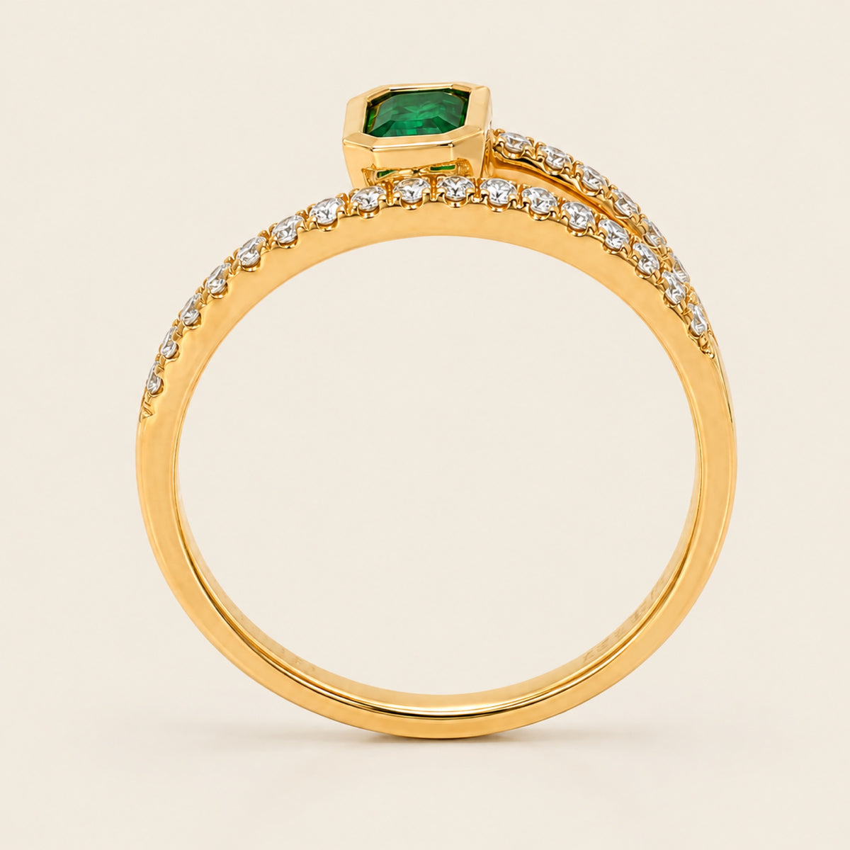 Alejandra – Anillo Doble Banda de Oro Amarillo 14k con Esmeralda y Diamantes
