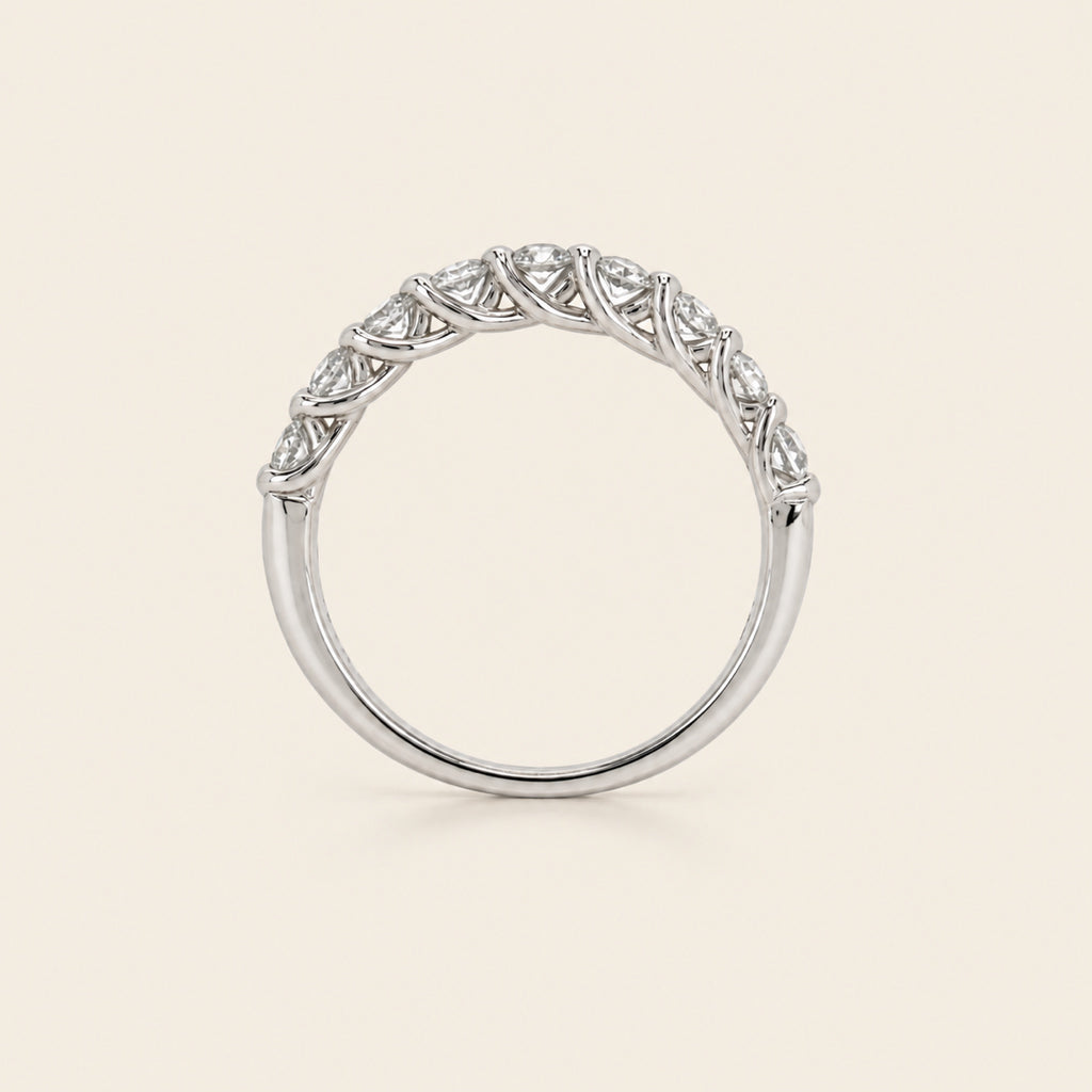 Alianza / Churumbela de Oro Blanco 14k con Diamante en Engaste Ilusión