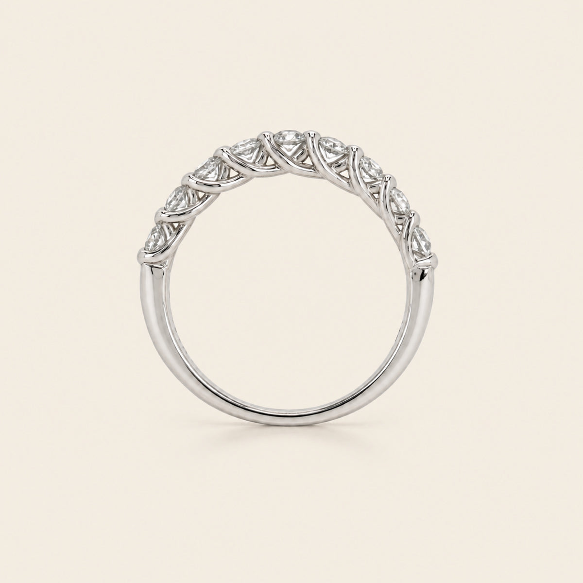 Alianza / Churumbela de Oro Blanco 14k con Diamante en Engaste Ilusión
