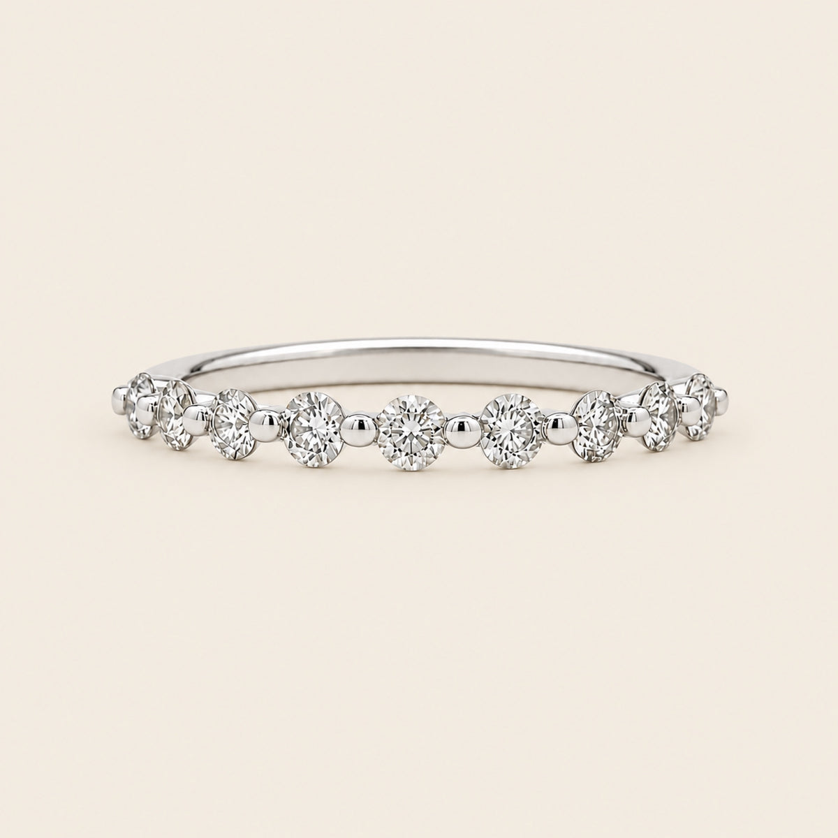 Alianza / Churumbela de Oro Blanco 14k con Diamante en Engaste Ilusión