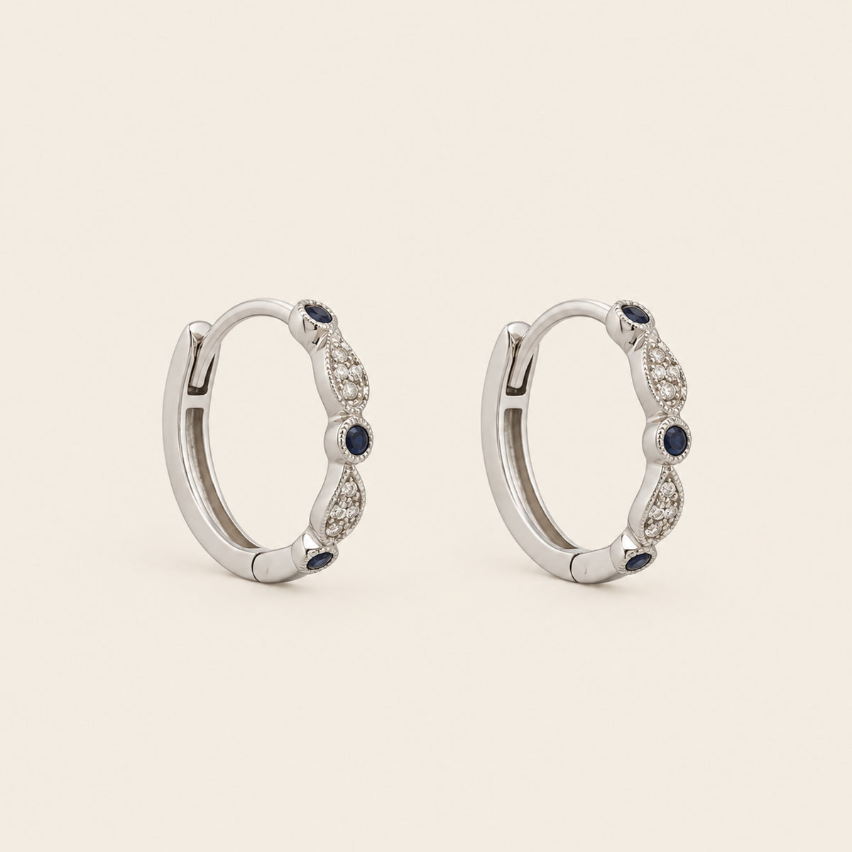 Huggies de Oro Blanco 14k con Zafiros y Diamantes