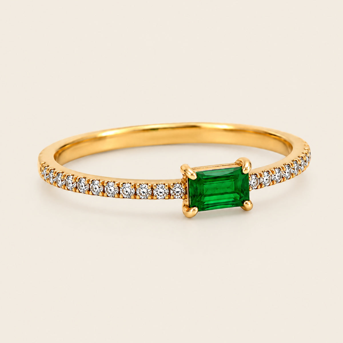 Verónica – Anillo Solitario de Oro Amarillo 14k con Esmeralda y Diamantes