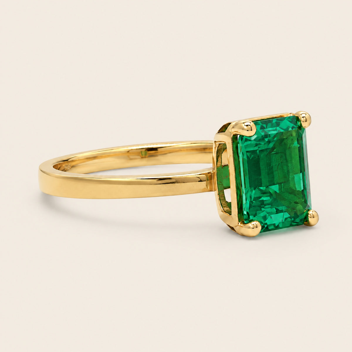 Inés – Anillo Solitario de Oro Amarillo 14k con Esmeralda