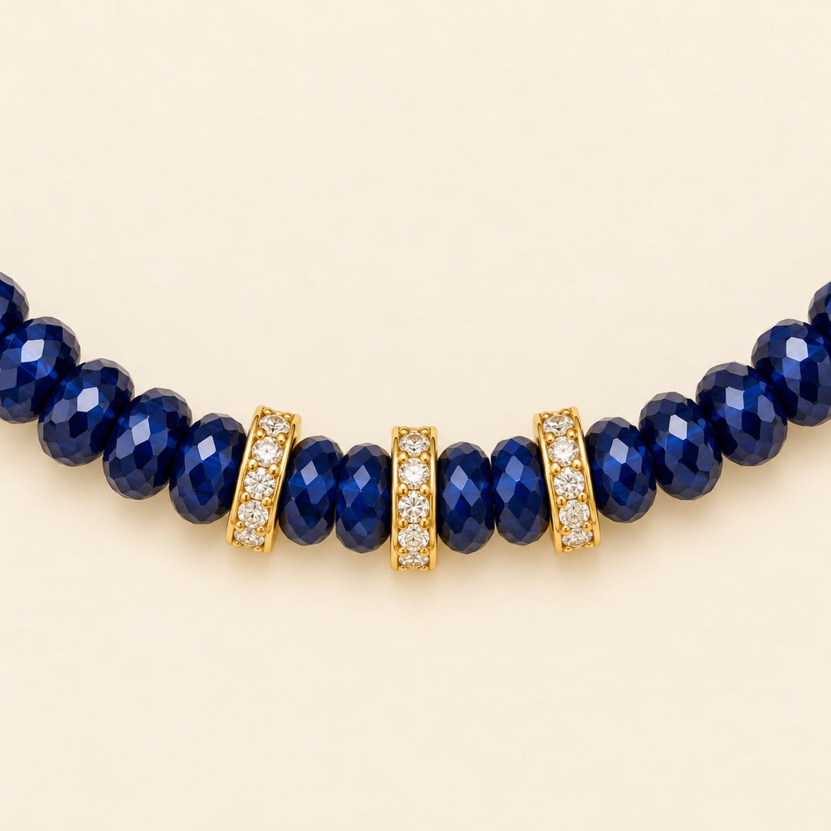 Gala – Collar Dorado con Cuentas Facetadas Azules y Circonias