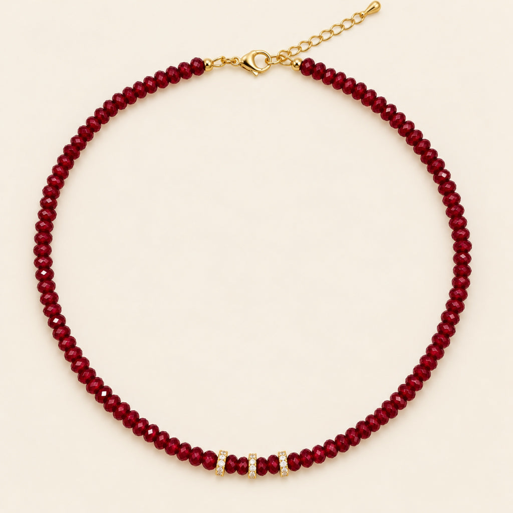 Gala – Collar Dorado con Cuentas Facetadas Color Vino y Circonias