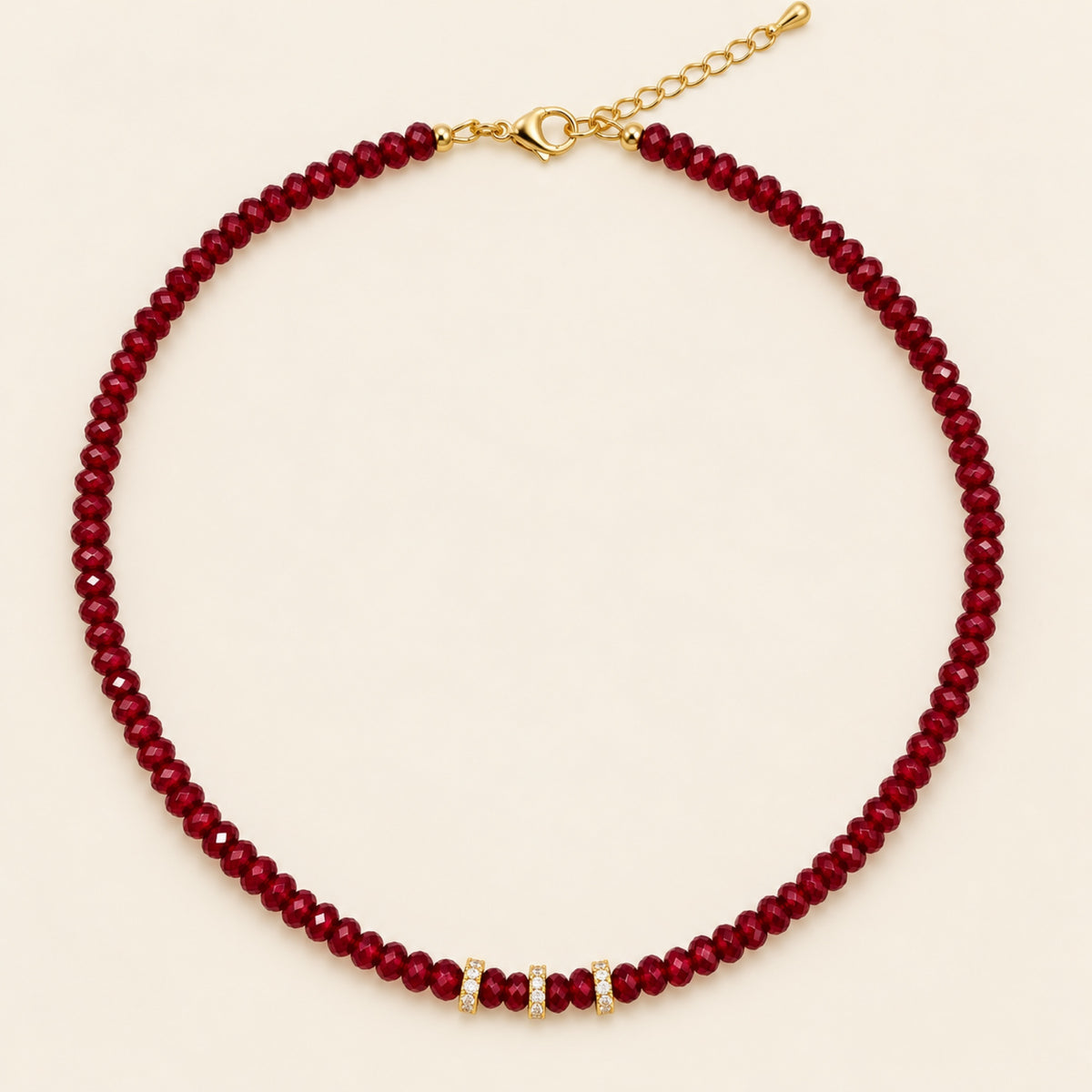 Gala – Collar Dorado con Cuentas Facetadas Color Vino y Circonias