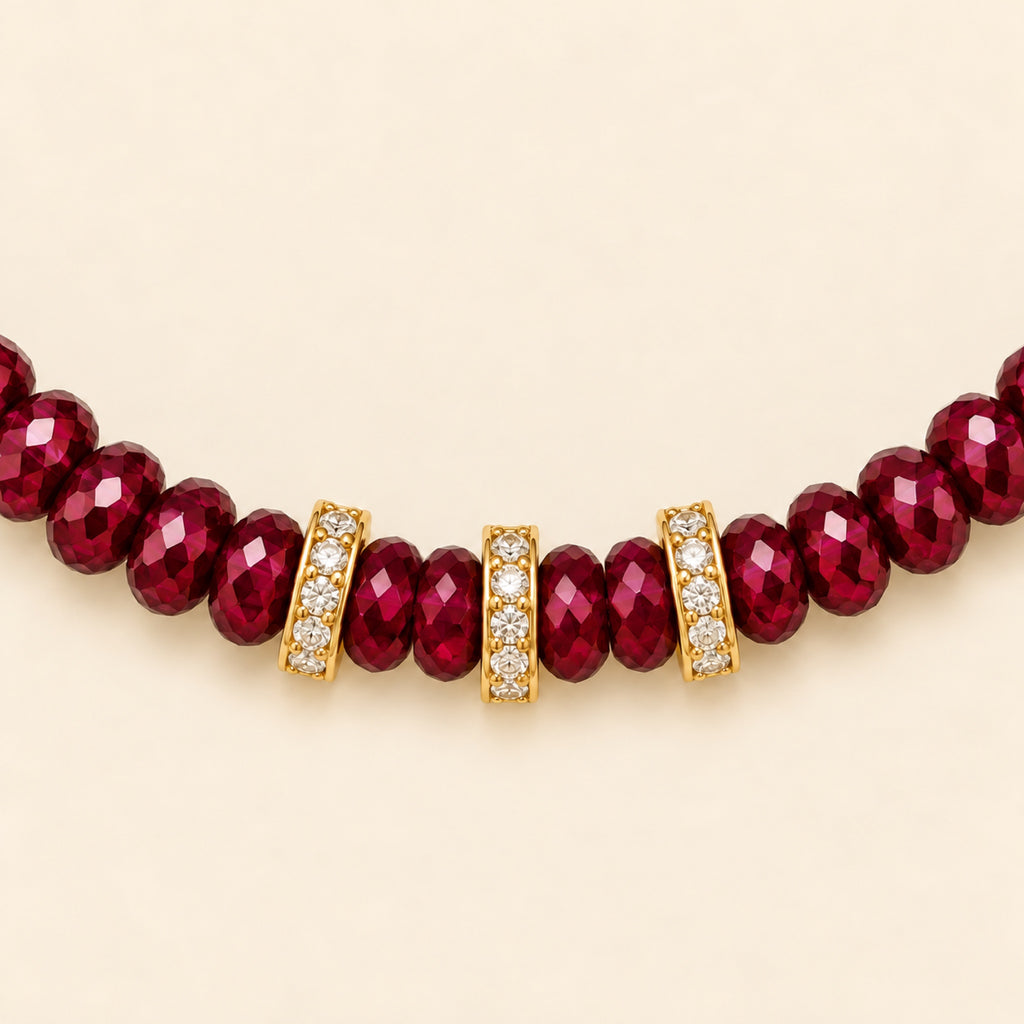 Gala – Collar Dorado con Cuentas Facetadas Color Vino y Circonias