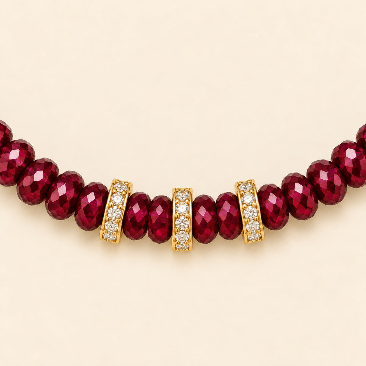 Gala – Collar Dorado con Cuentas Facetadas Color Vino y Circonias