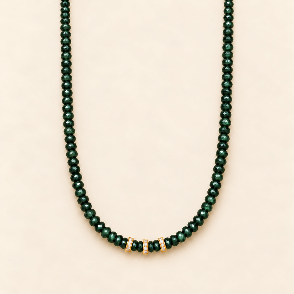 Gala – Collar Dorado con Cuentas Facetadas Verdes y Circonias