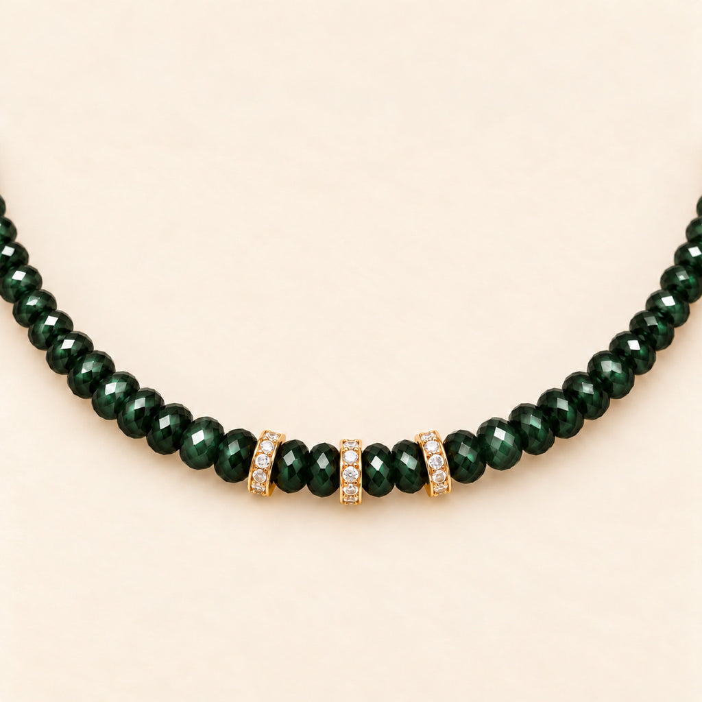 Gala – Collar Dorado con Cuentas Facetadas Verdes y Circonias