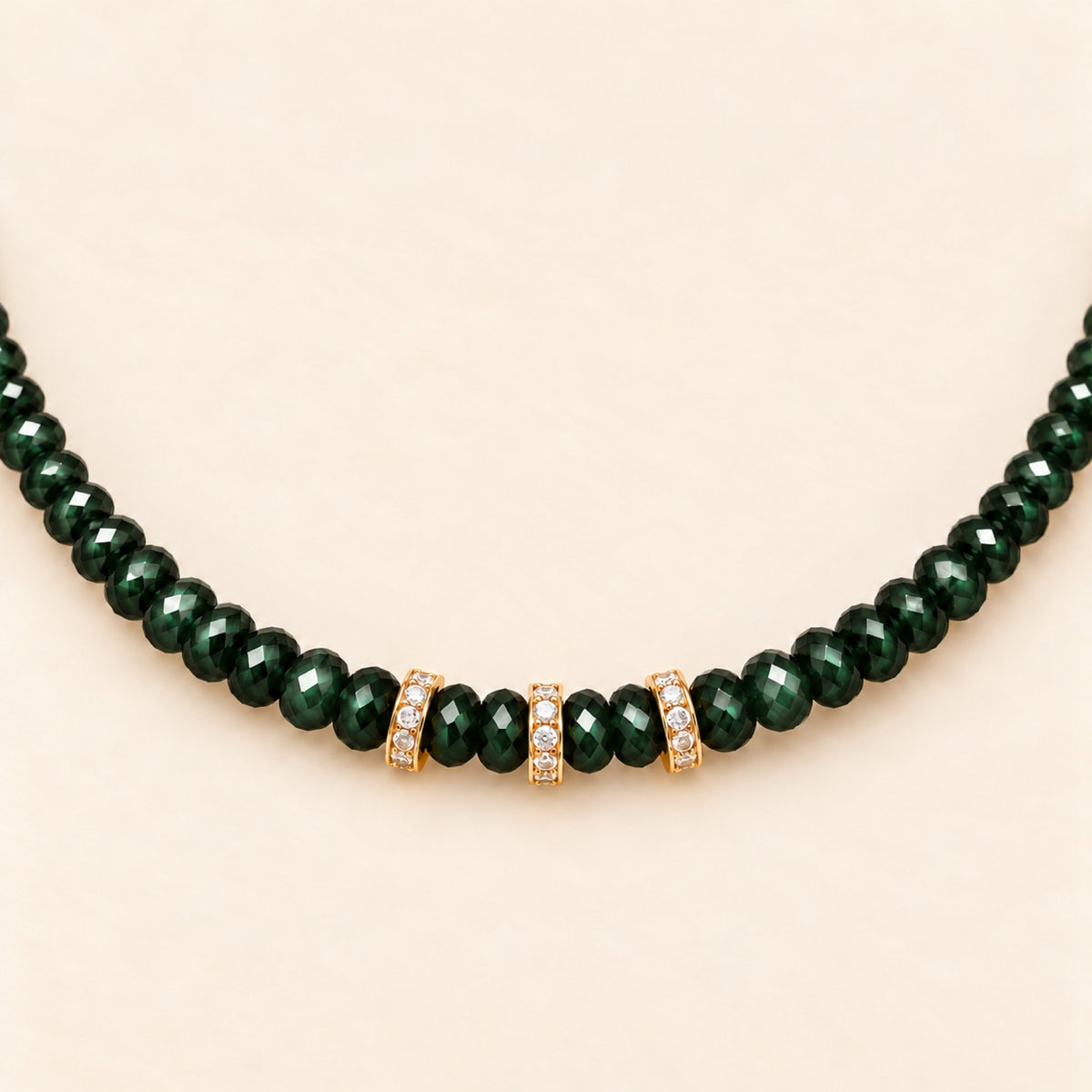Gala – Collar Dorado con Cuentas Facetadas Verdes y Circonias