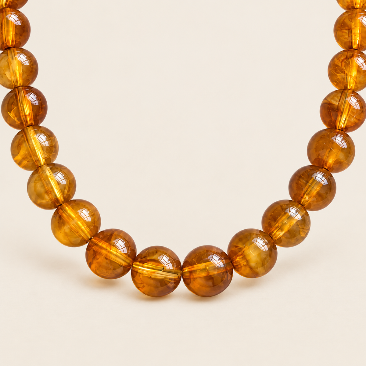 Bombón – Collar Dorado con Esferas de Resina Color Camel