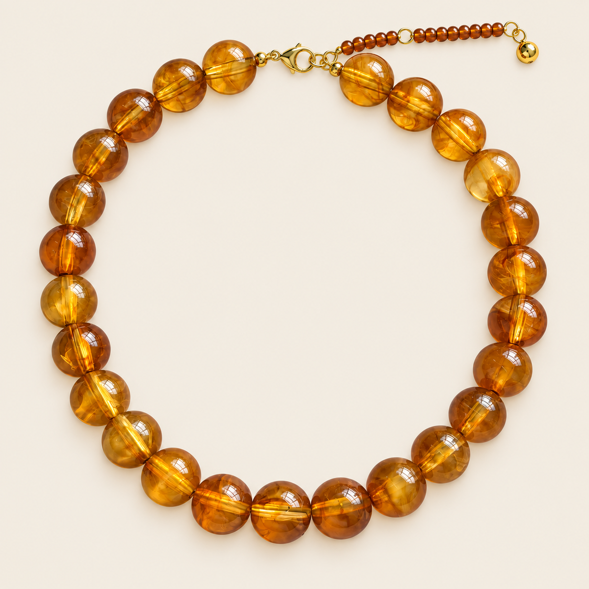Bombón – Collar Dorado con Esferas de Resina Color Camel