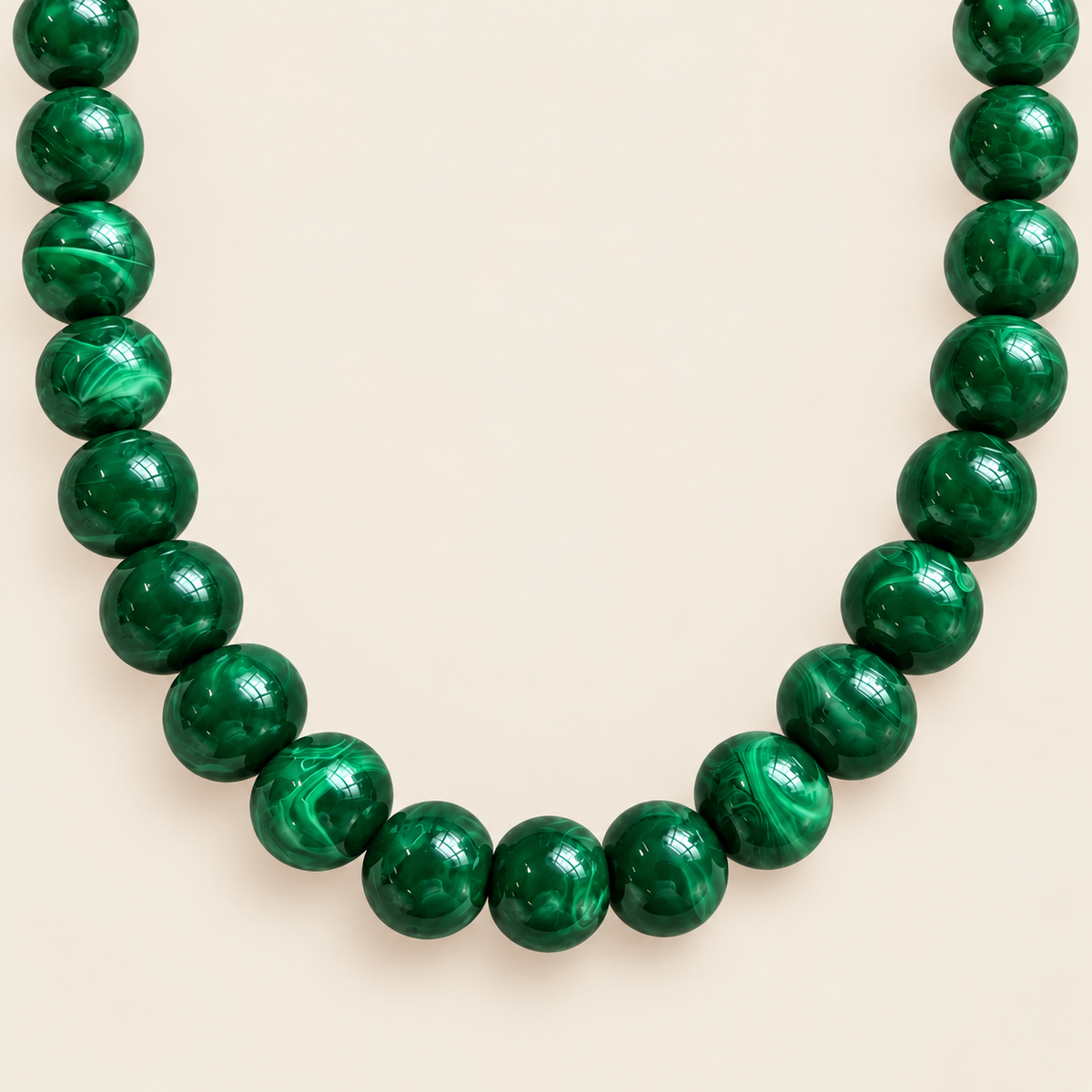 Bombón – Collar Dorado con Esferas de Resina Verdes