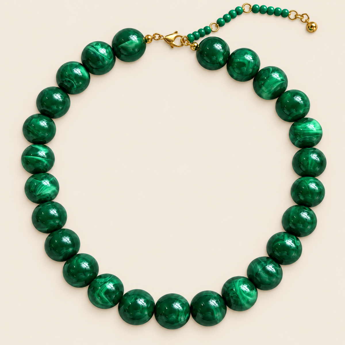 Bombón – Collar Dorado con Esferas de Resina Verdes