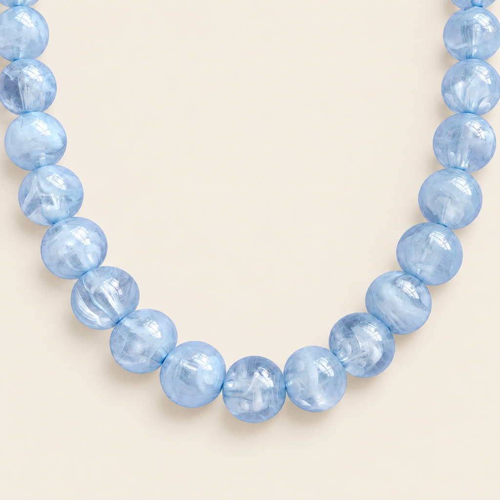 Bombón – Collar Dorado con Esferas de Resina Azul Cielo