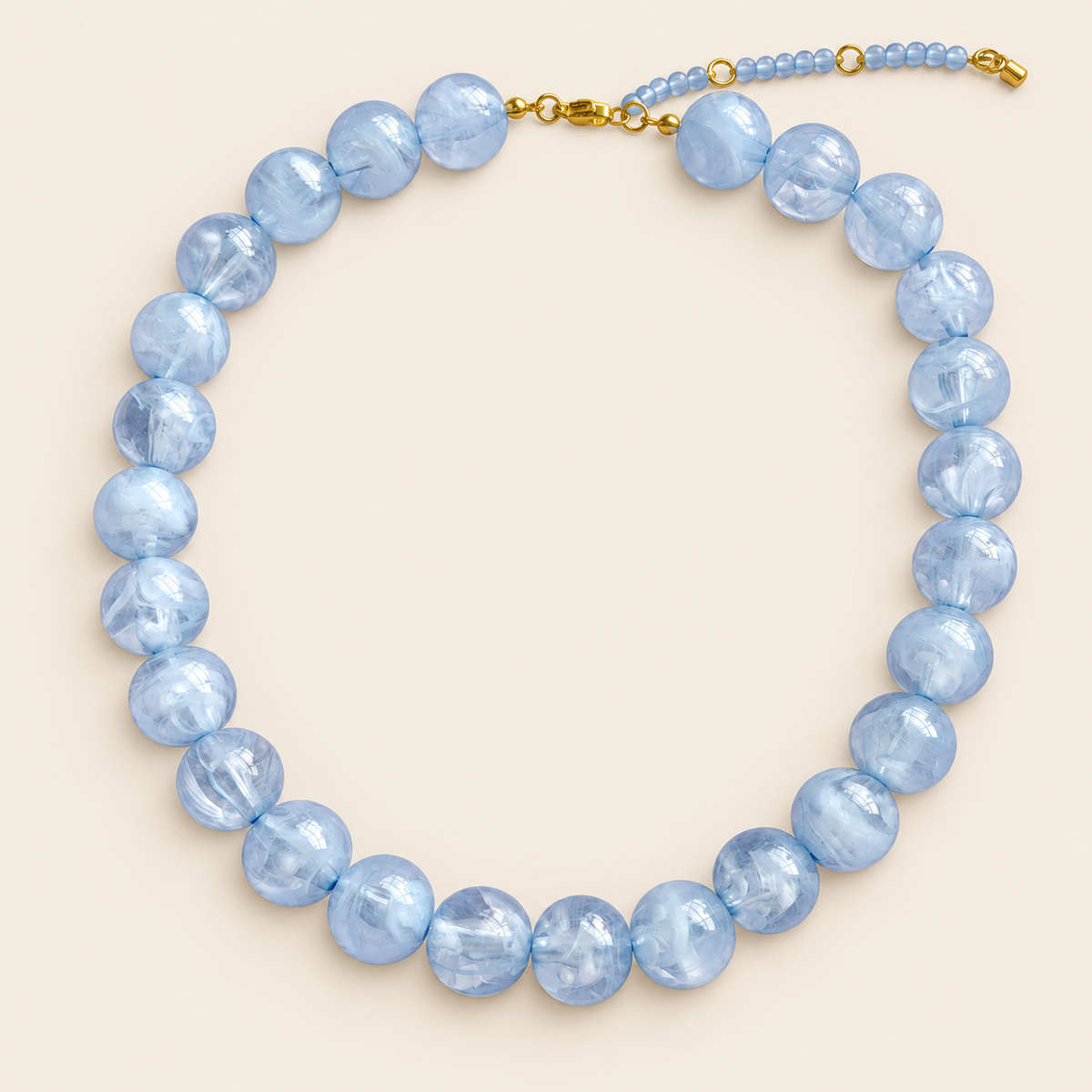 Bombón – Collar Dorado con Esferas de Resina Azul Cielo