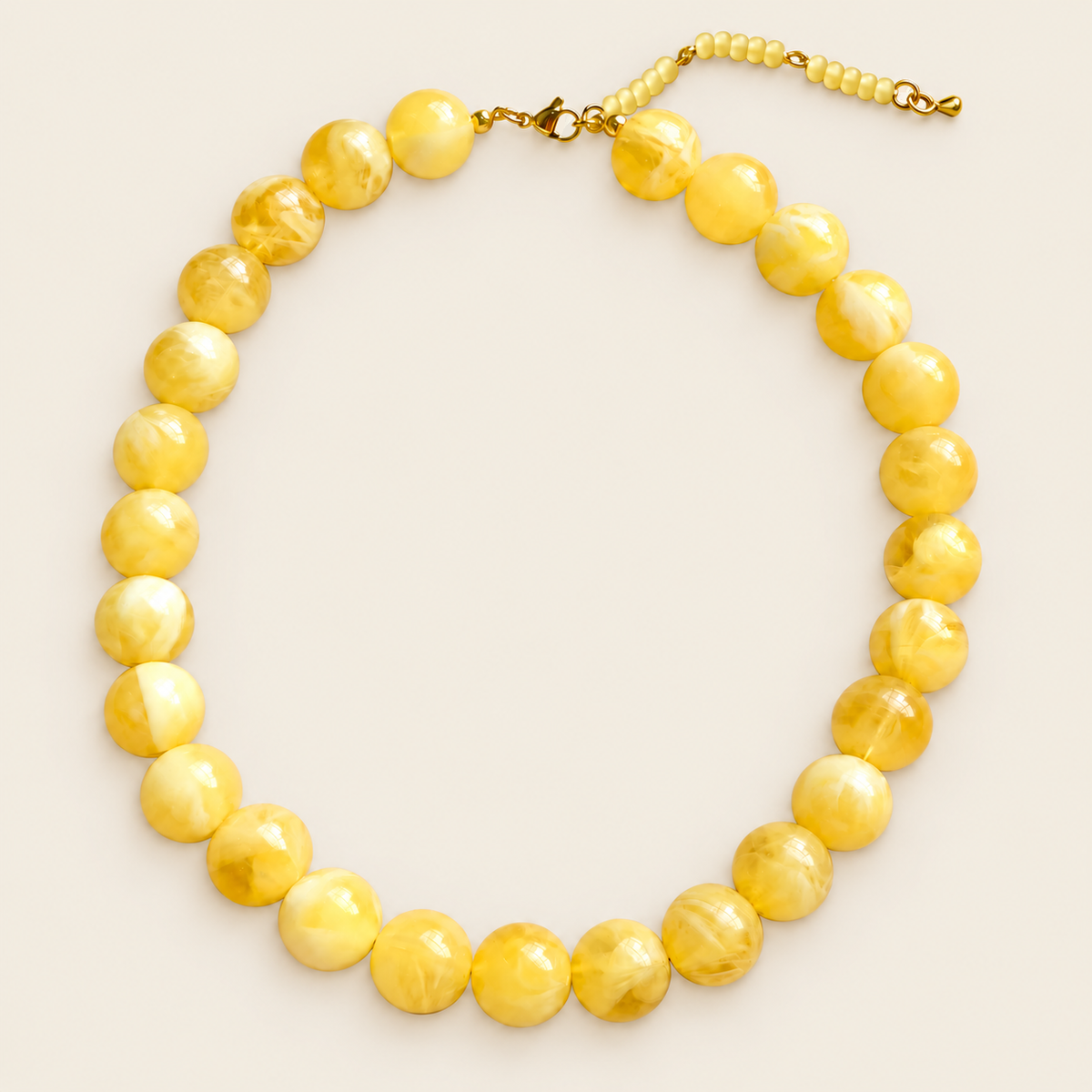 Bombón – Collar Dorado con Esferas de Resina Amarillas
