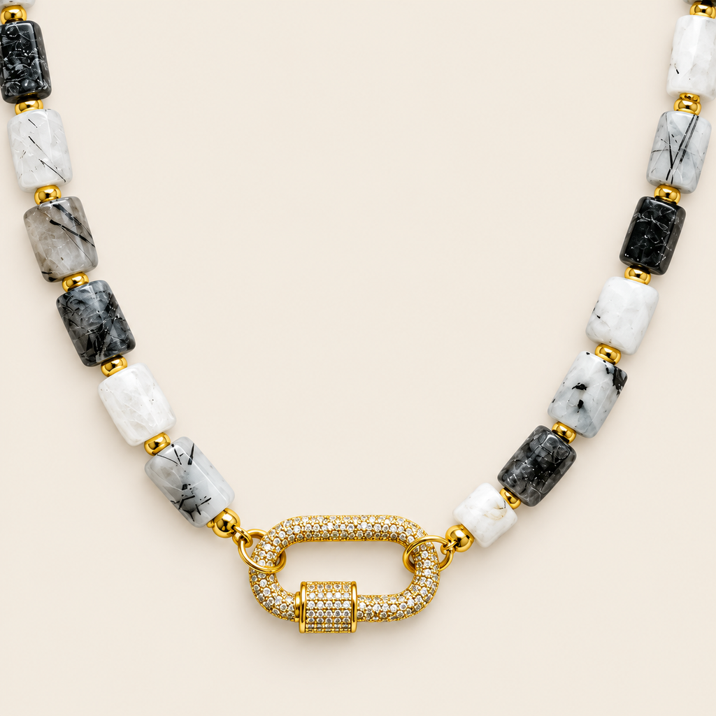 Enlace – Collar Dorado con Ónix Natural y Broche Pavé