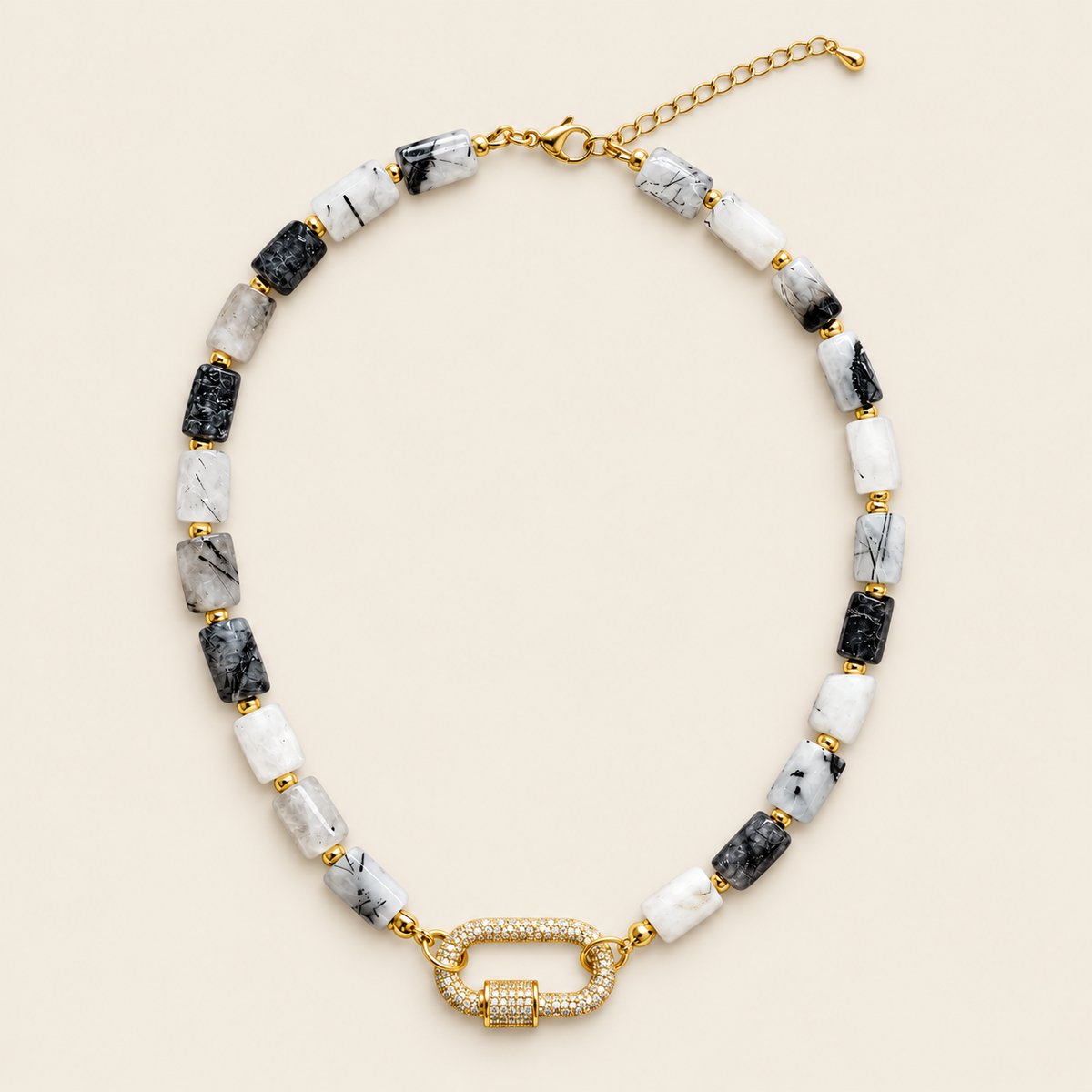 Enlace – Collar Dorado con Ónix Natural y Broche Pavé