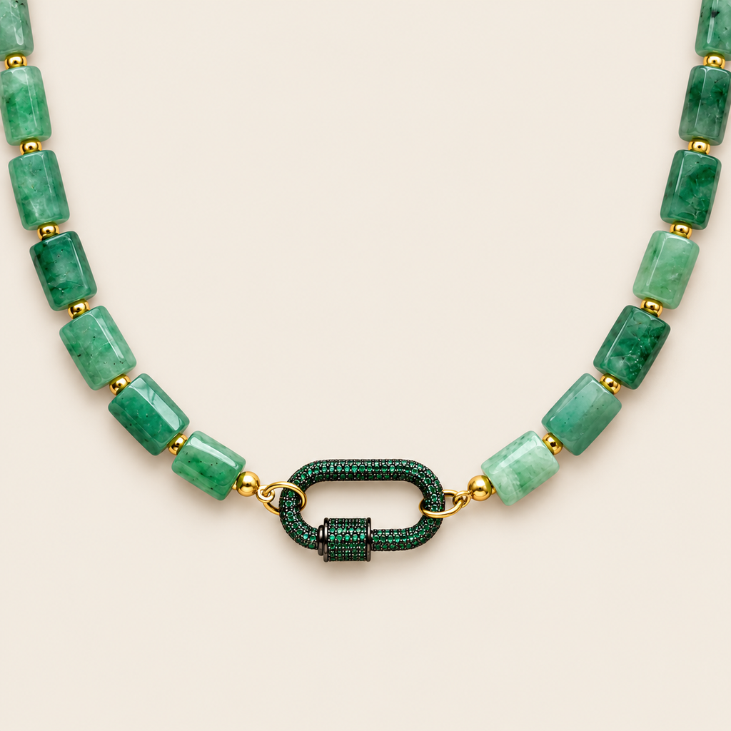 Enlace – Collar Dorado con Piedra Natural Verde y Broche Pavé