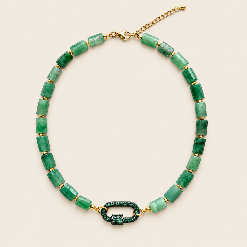 Enlace – Collar Dorado con Piedra Natural Verde y Broche Pavé