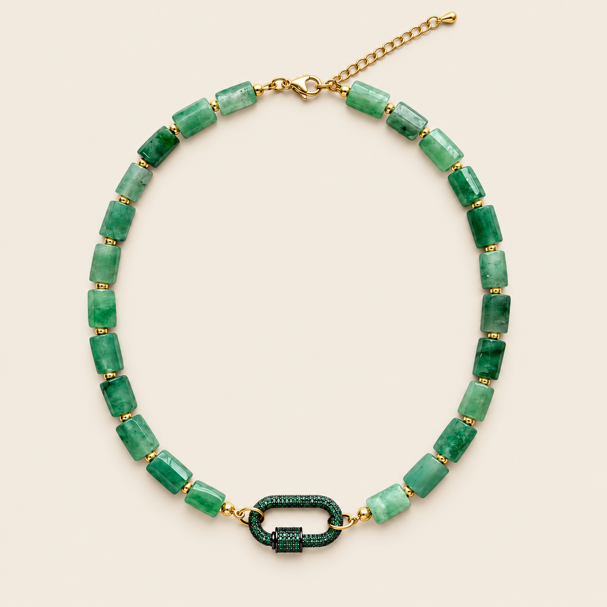 Enlace – Collar Dorado con Piedra Natural Verde y Broche Pavé