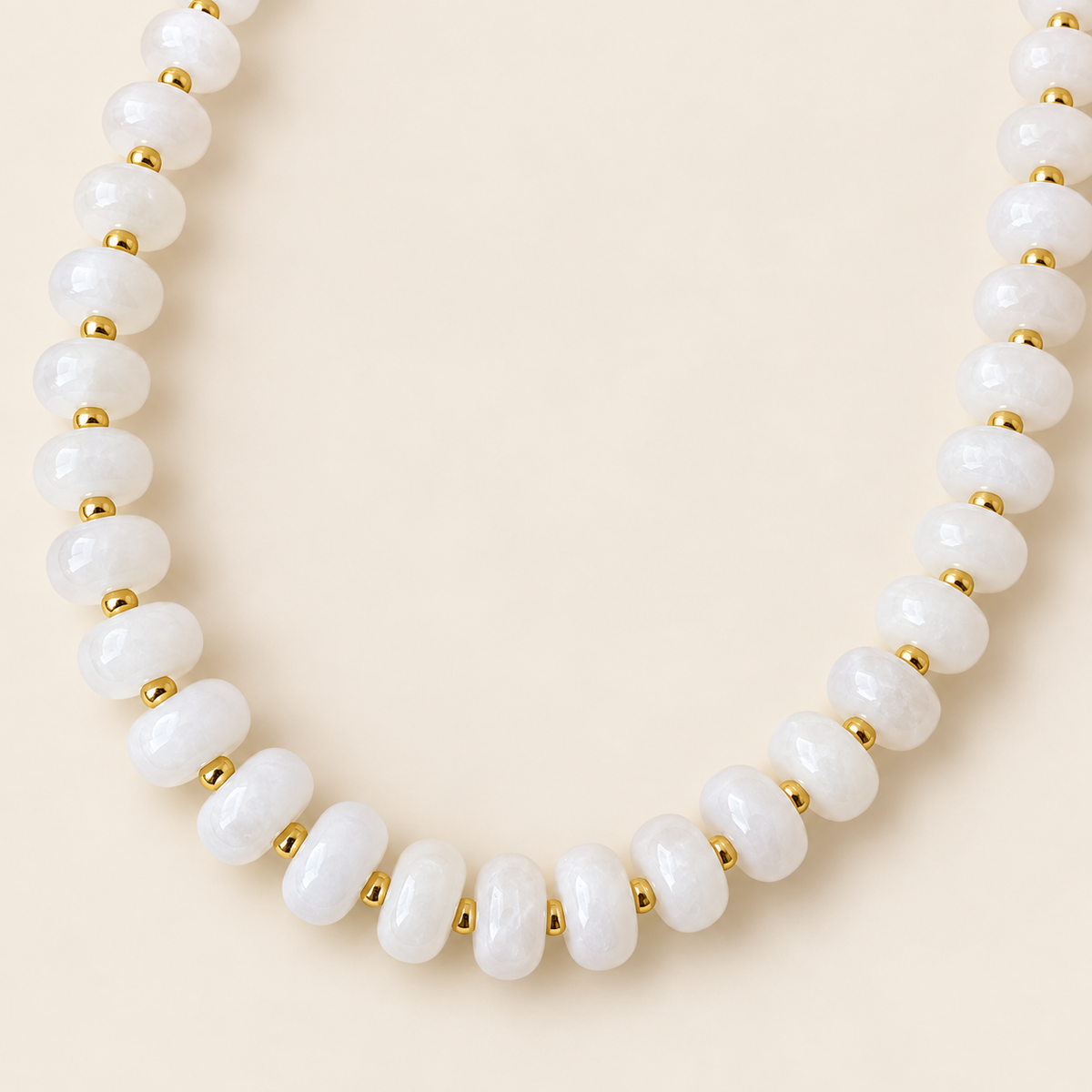 Gelato – Collar Dorado con Jade Blanco