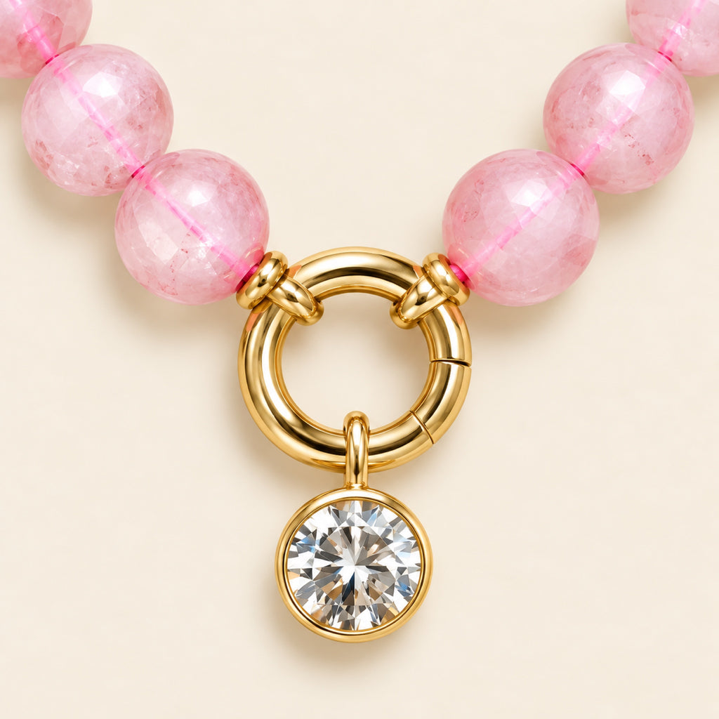 Lucero – Collar Dorado con Cuentas Rosas y Dije de Circonia