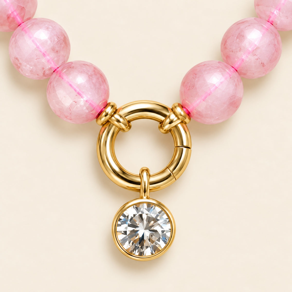 Lucero – Collar Dorado con Cuentas Rosas y Dije de Circonia