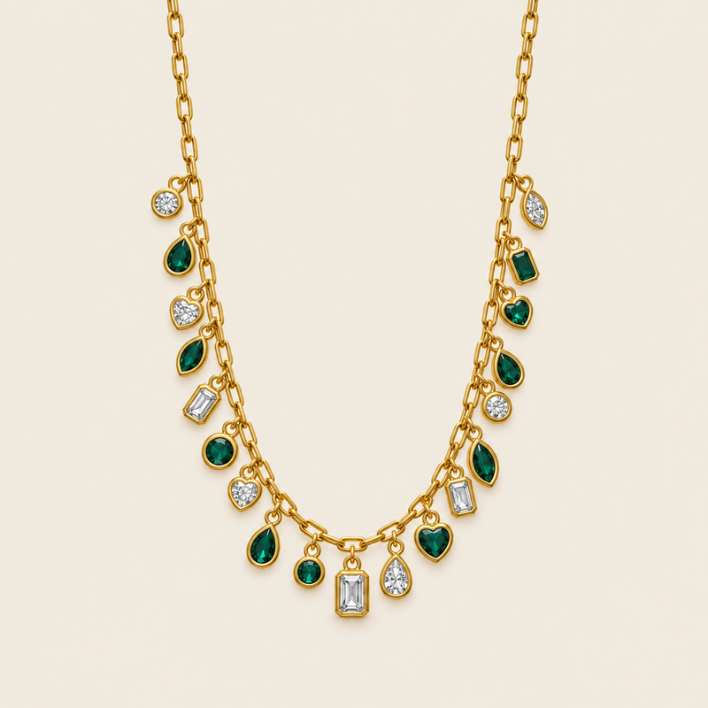 Collar Dorado con Dijes de Gota y Cuadrados Verdes
