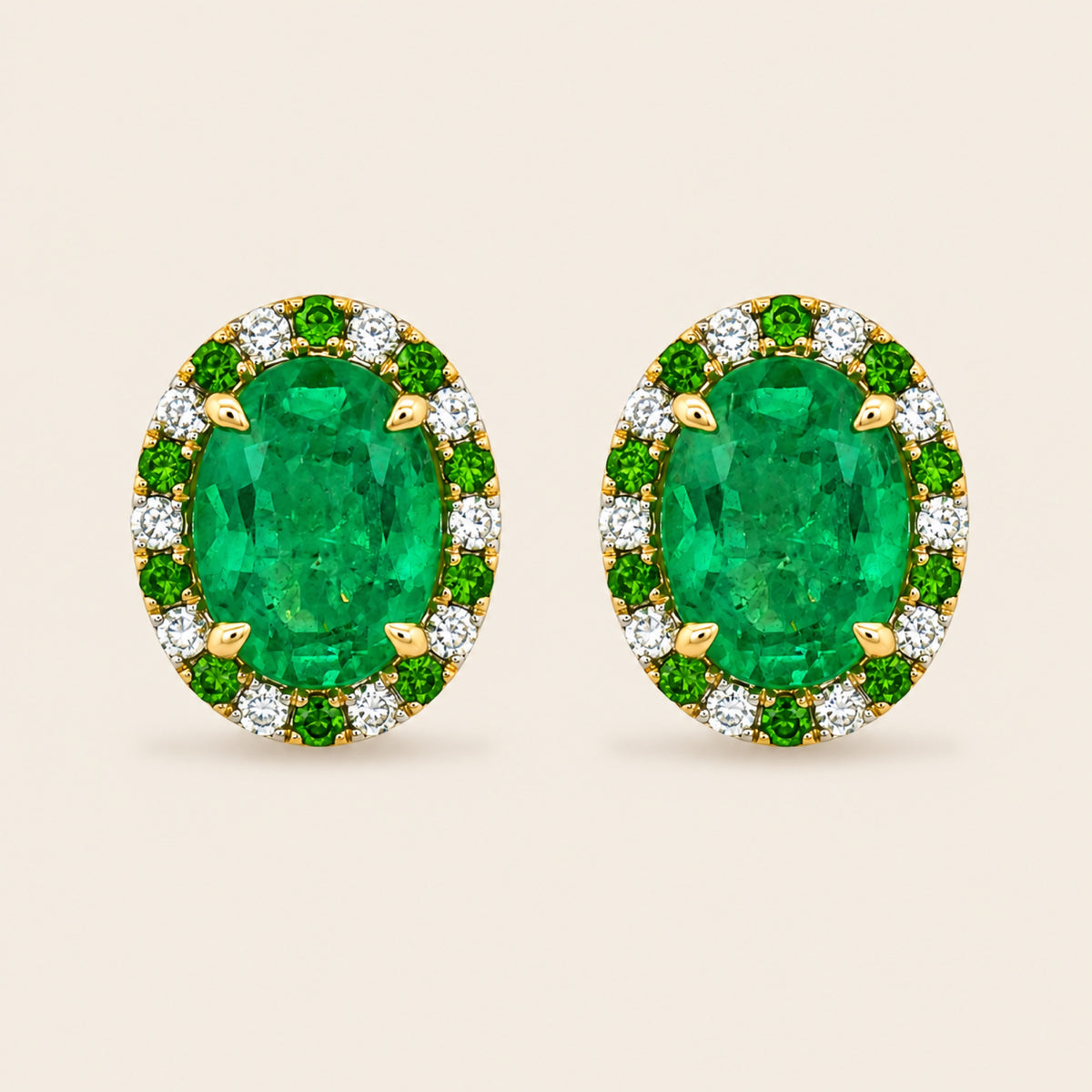 Aretes de Oro Amarillo 18k con Esmeralda Ovalada, Tsavoritas y Diamantes