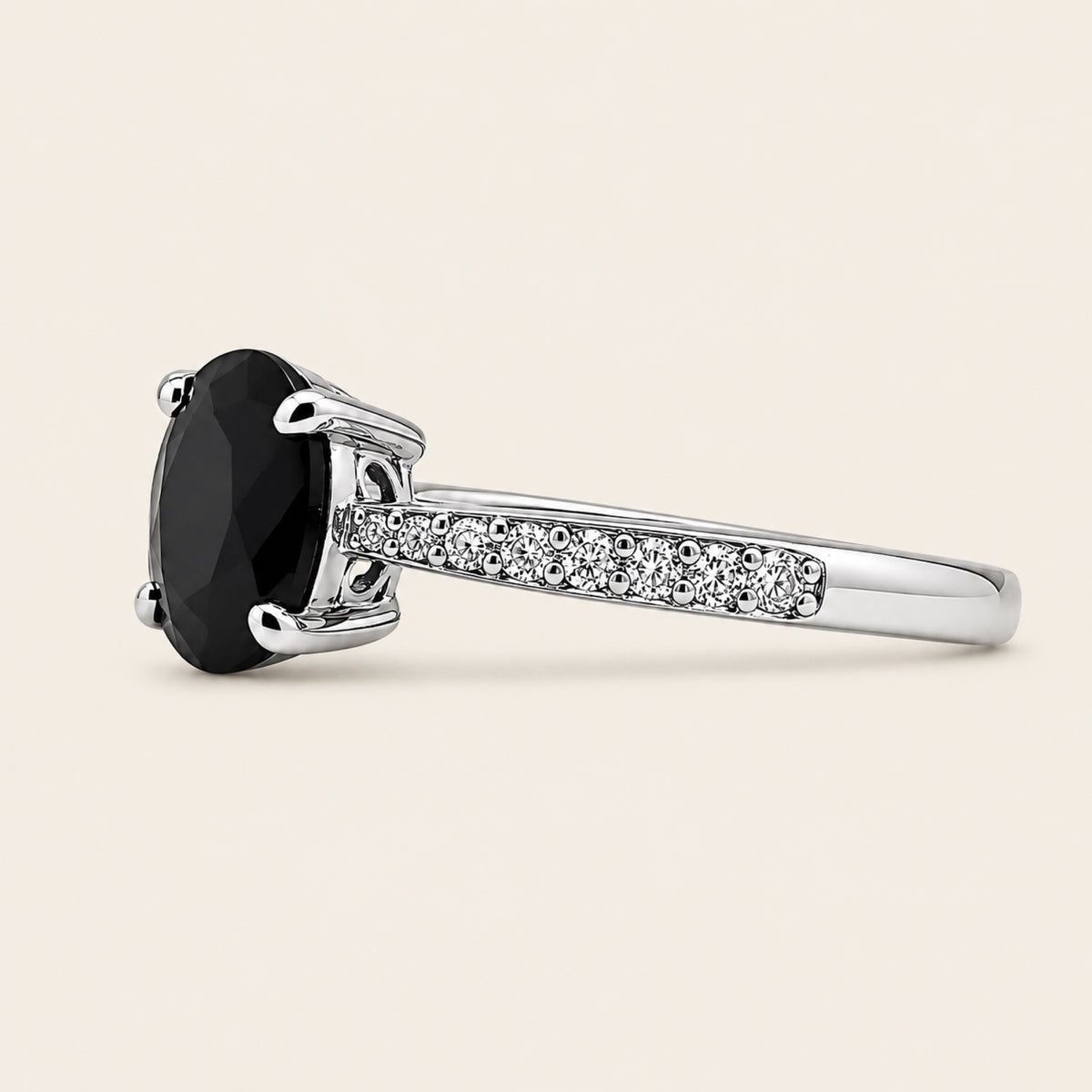 Lucía – Anillo de Oro Blanco 10k con Zafiro Ovalado y Diamantes