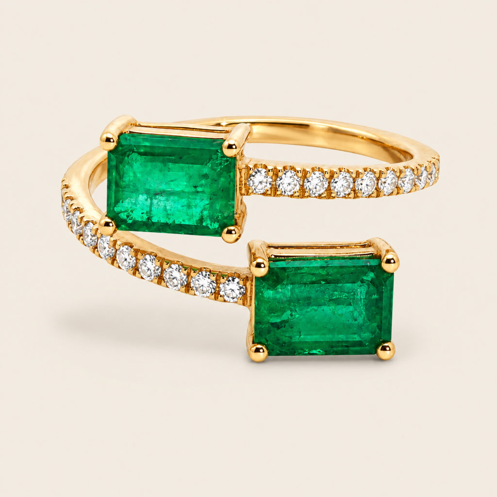 Julieta – Anillo Doble Piedra de Oro Amarillo 14k con Esmeraldas en Pera