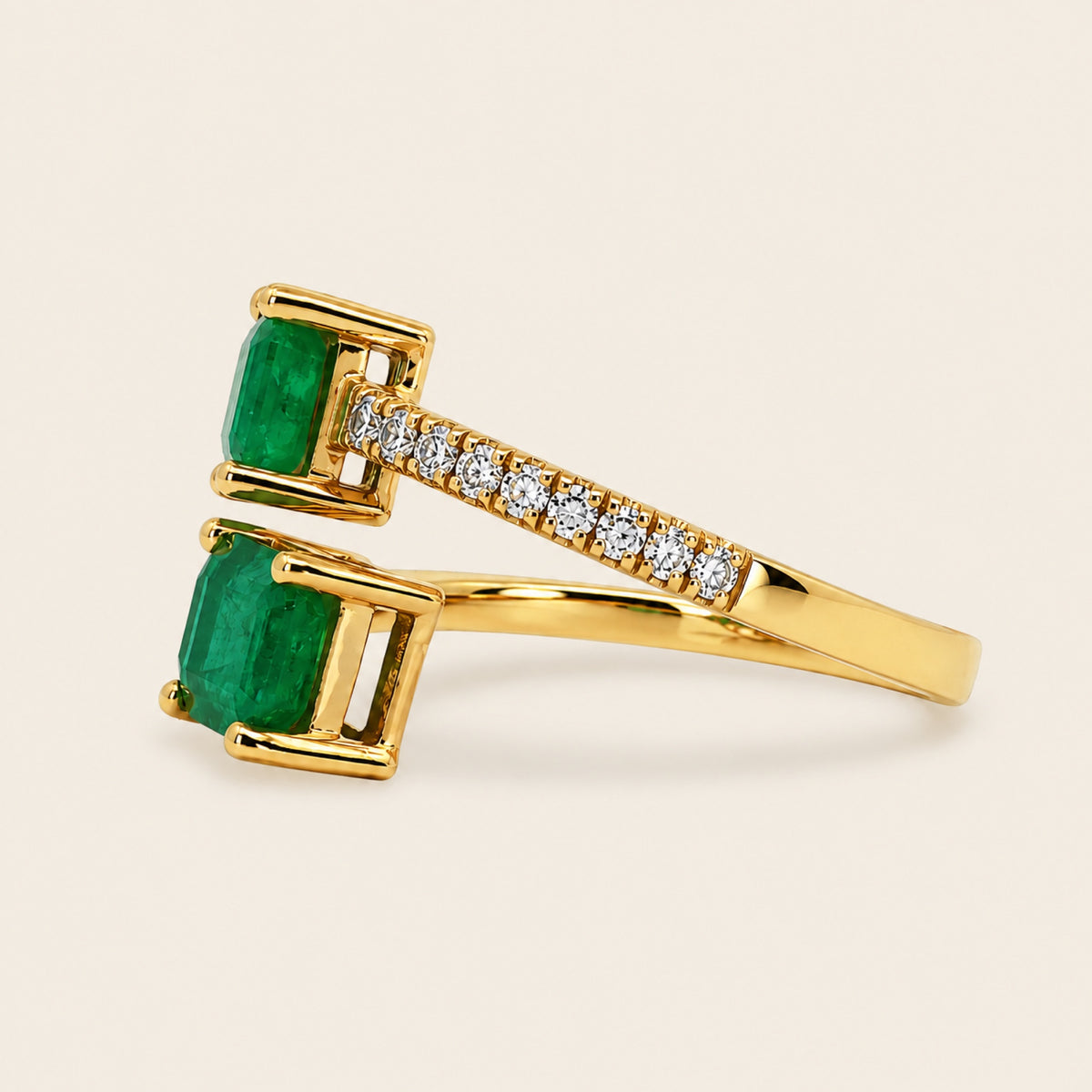 Julieta – Anillo Doble Piedra de Oro Amarillo 14k con Esmeraldas en Pera