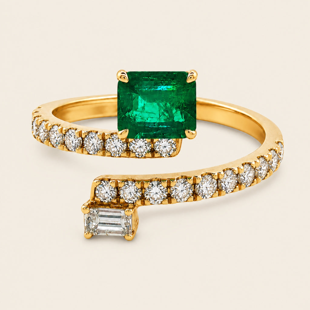 Amelia – Anillo Abierto de Oro Amarillo 14k con Esmeralda y Diamante Baguette