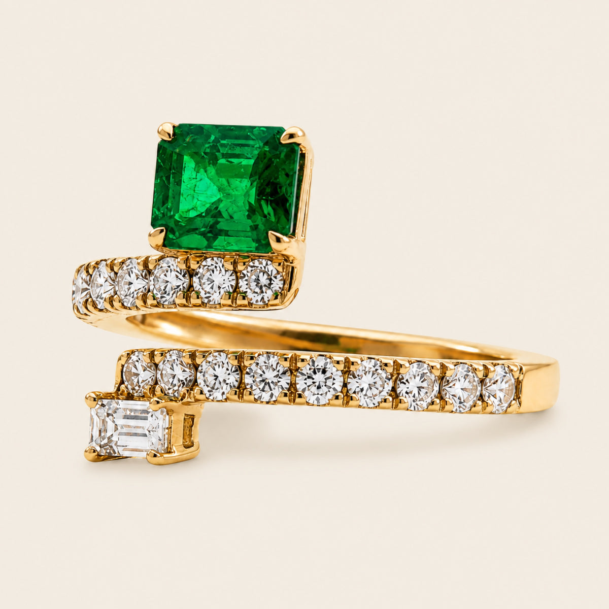 Amelia – Anillo Abierto de Oro Amarillo 14k con Esmeralda y Diamante Baguette