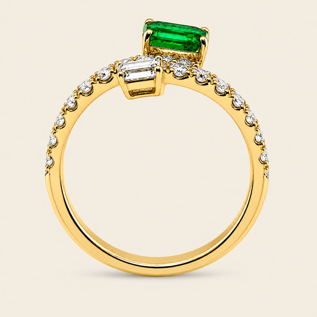Amelia – Anillo Abierto de Oro Amarillo 14k con Esmeralda y Diamante Baguette