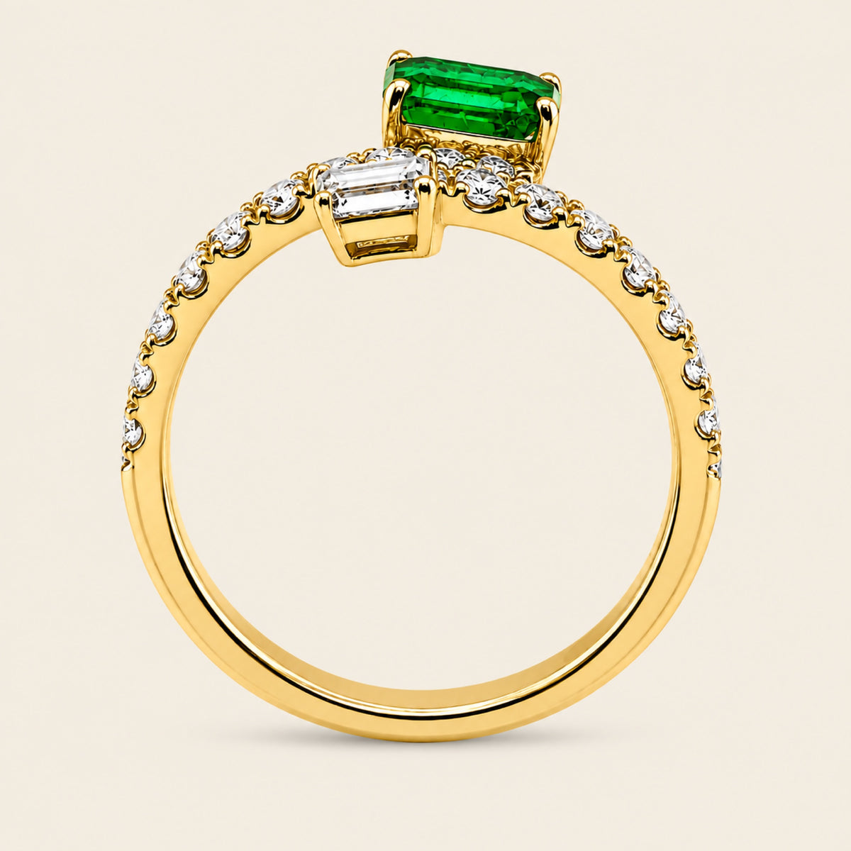 Amelia – Anillo Abierto de Oro Amarillo 14k con Esmeralda y Diamante Baguette