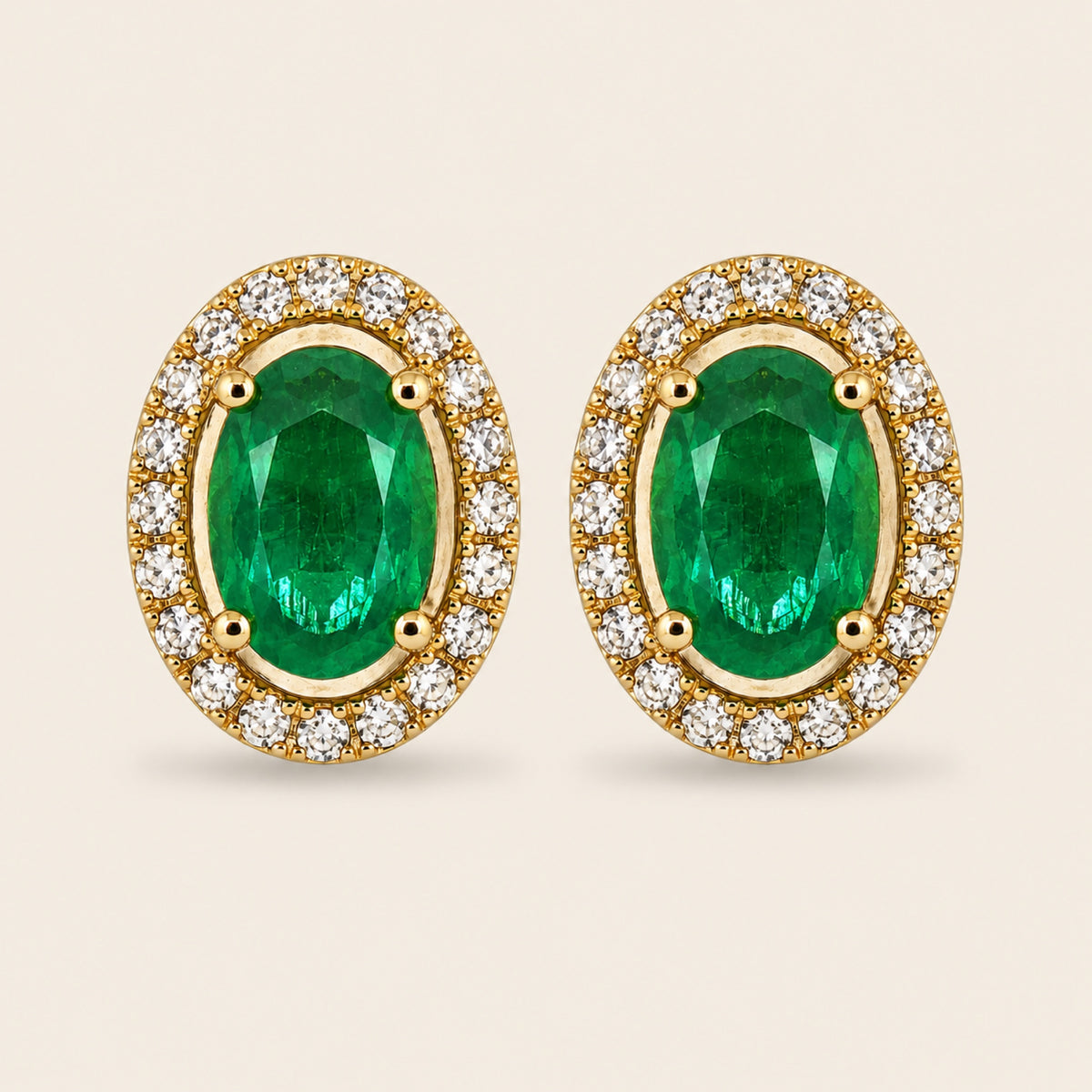 Broqueles de Oro Amarillo 18k con Esmeralda Ovalada y Chaqueta de Diamantes Removible