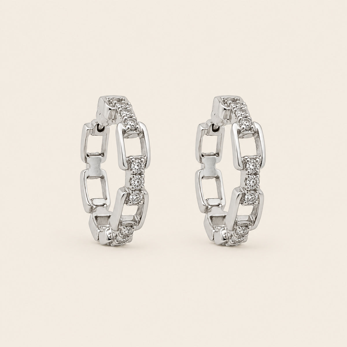 Vera – Huggies de Oro Blanco 14k con Diamante