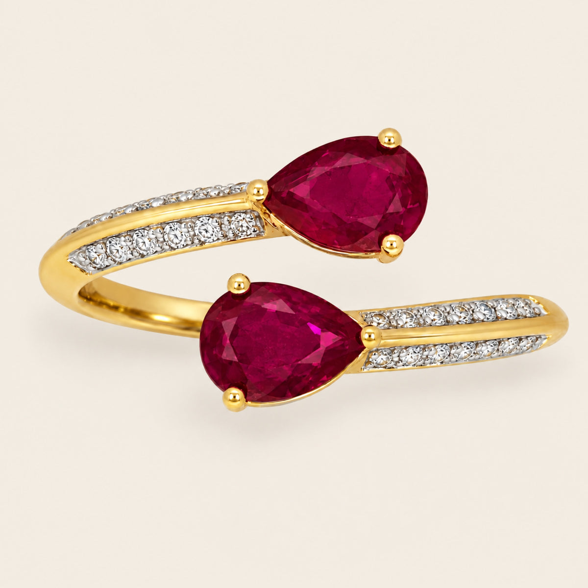 Gabriela – Anillo Doble Piedra de Oro Amarillo 14k con Rubíes en Pera