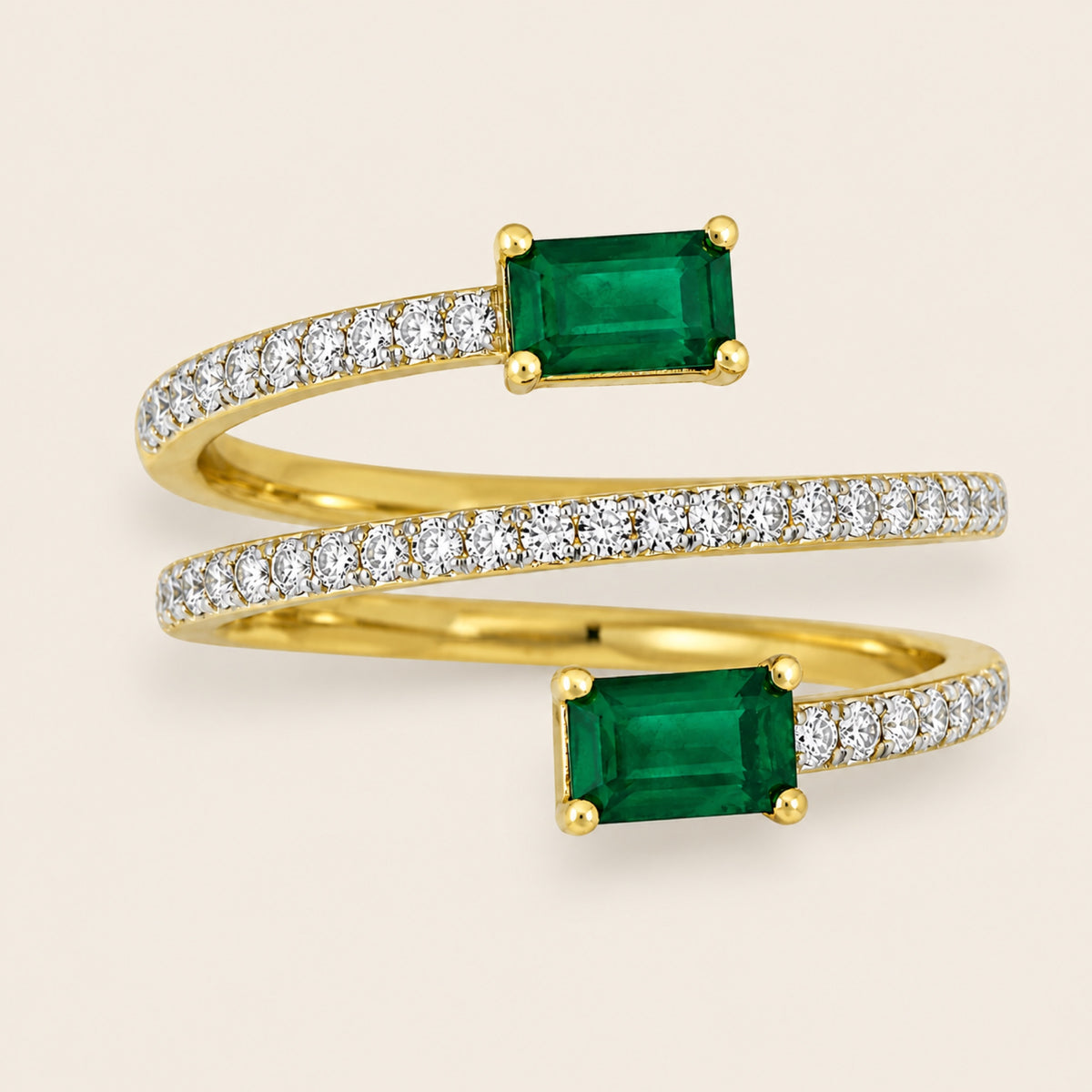 Ivana – Anillo Envolvente de Oro Amarillo 14k con Esmeraldas