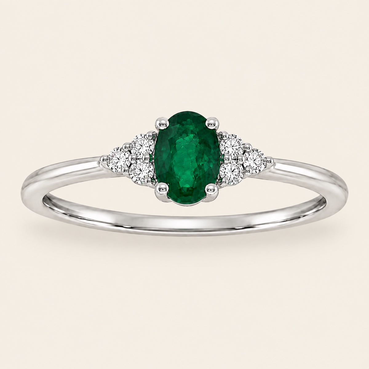Elise – Anillo de Oro Blanco 14k con Esmeralda y Clúster de Diamantes